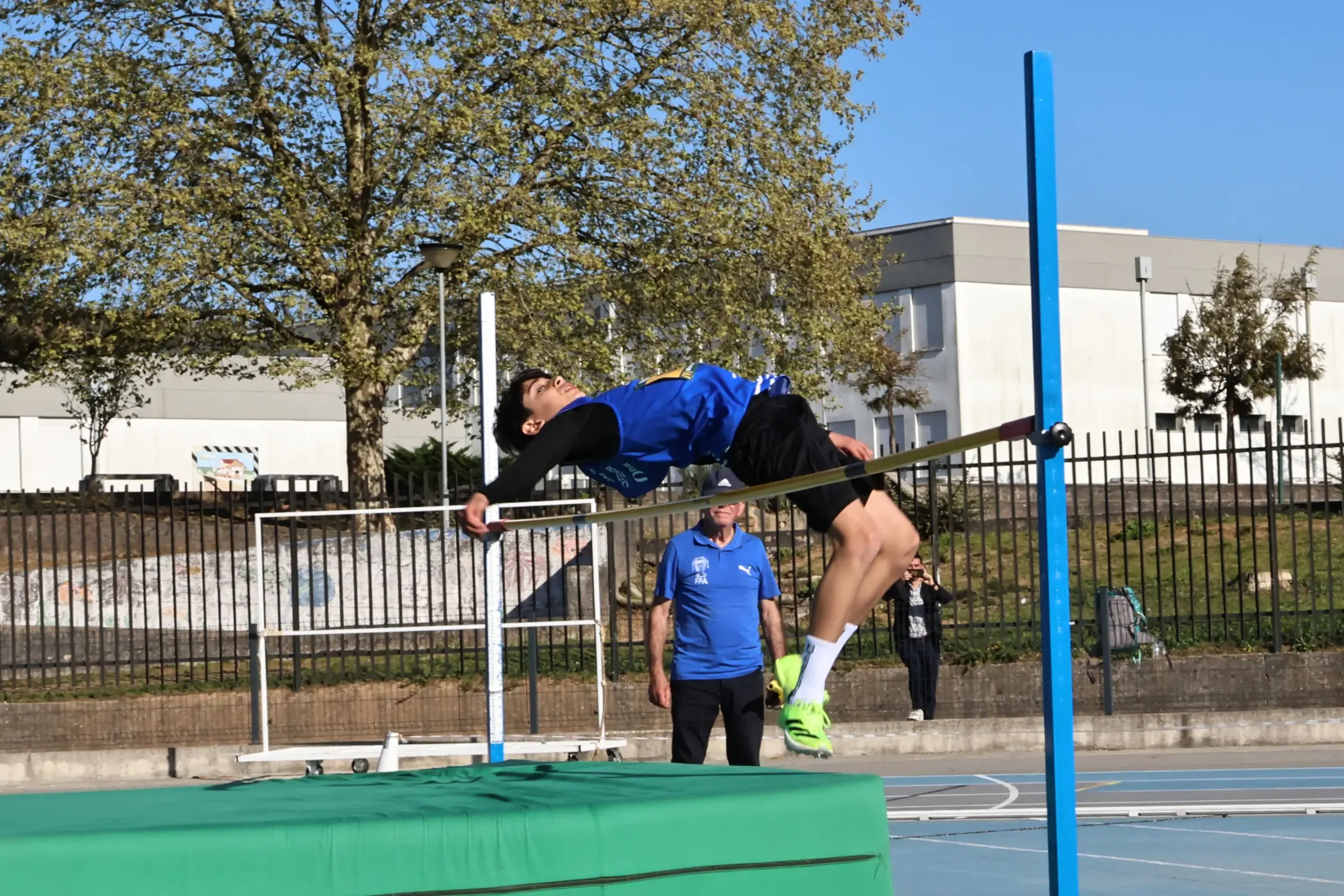 Jovens saltadores em bom plano na pista da Branca