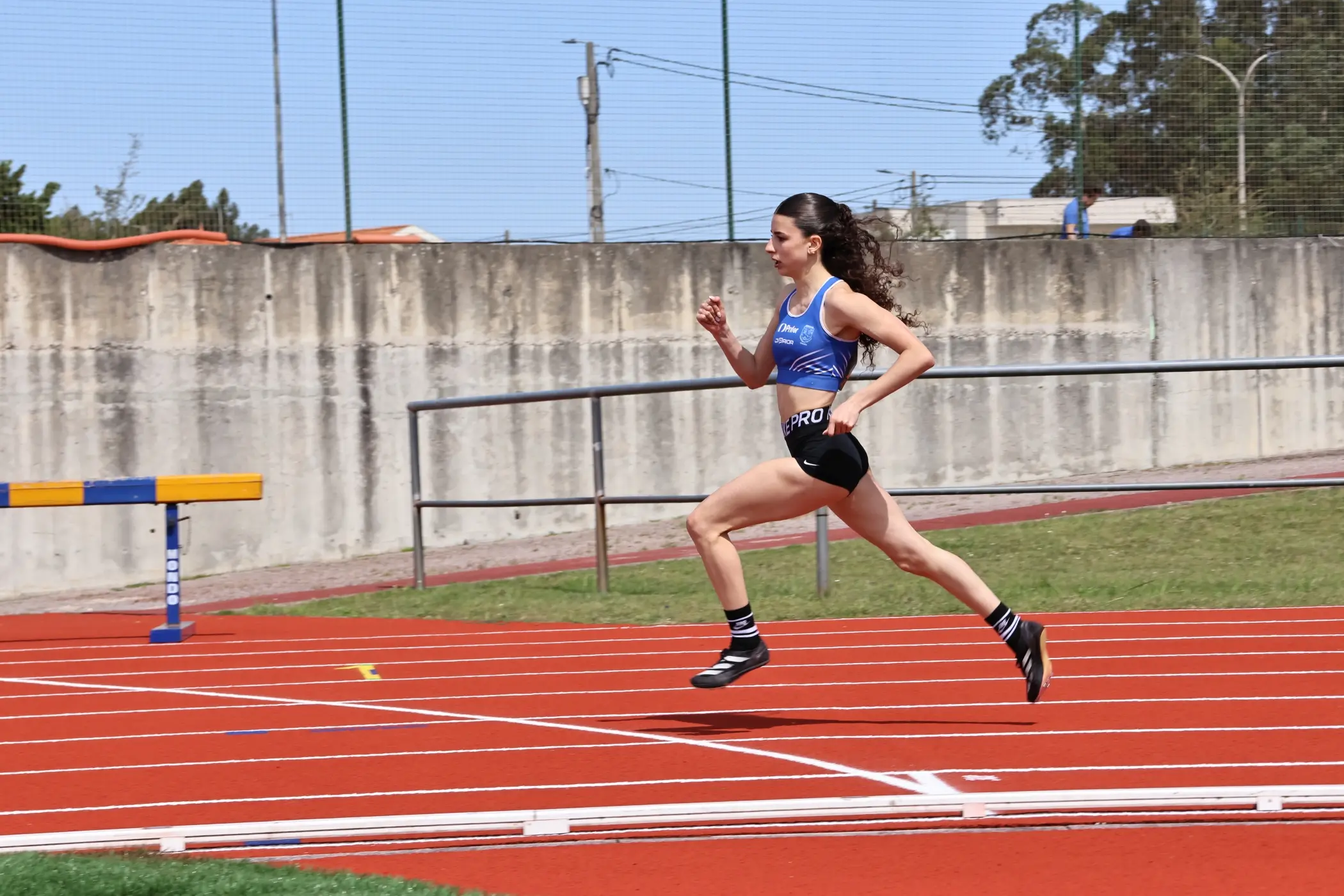 Mariana Costa bate recorde distrital de 200 metros de sub20 e sub23